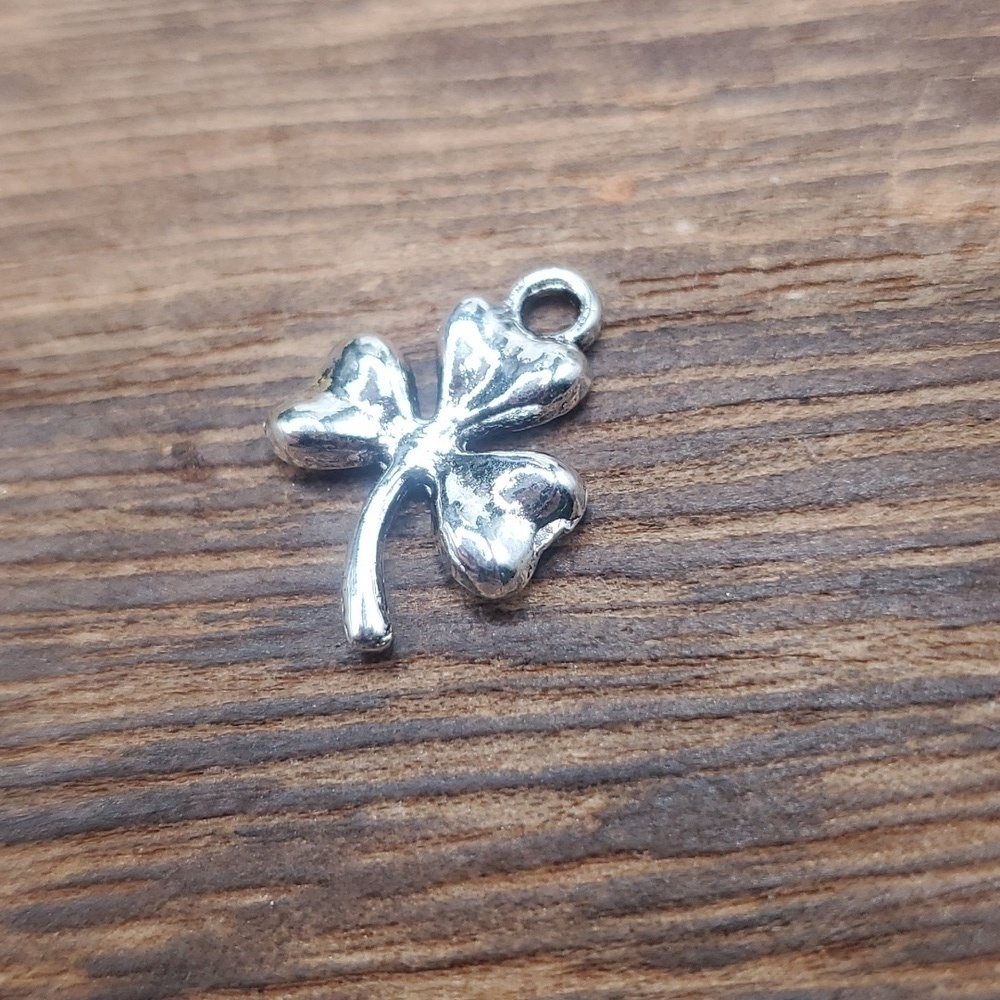 Three leaf clover charm P115